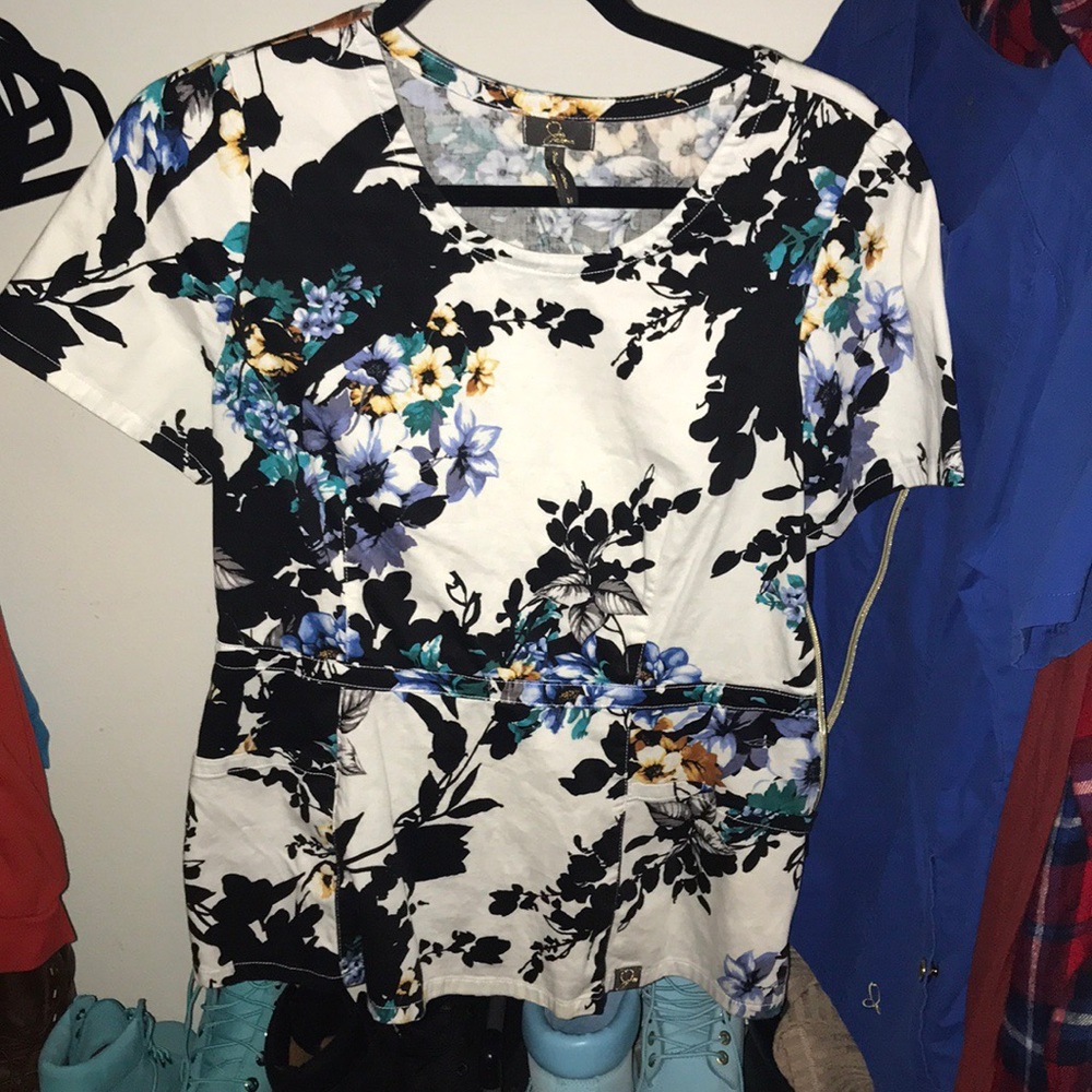 Floral jaanuu scrub top